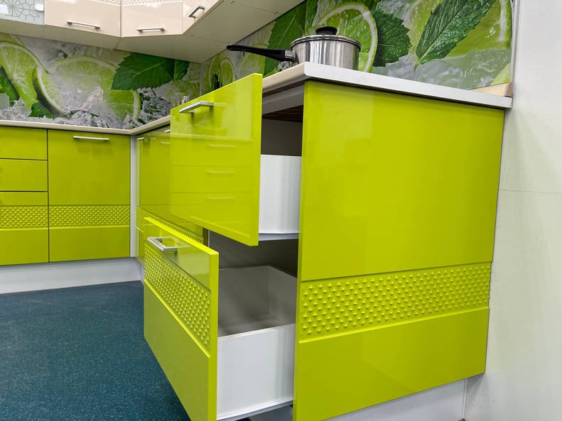 Кухня Люкс — длина 2,4 м ширина 1,5 м