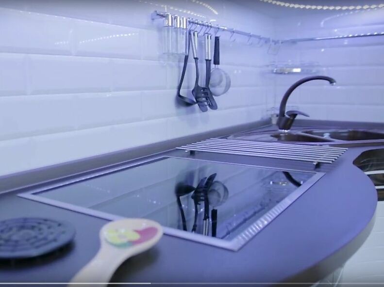 Кухня Бостон — длина 3,1 м ширина 2,4 м Кухня Бостон — длина 3,1 м ширина 2,4 м