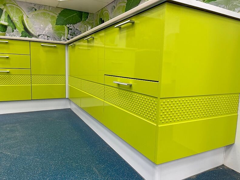 Кухня Люкс — длина 2,4 м ширина 1,4 м Кухня Люкс — длина 2,4 м ширина 1,4 м